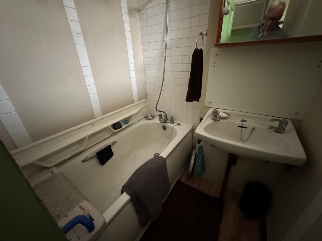 Lot: 33 - FREEHOLD VACANT SHOP, VACANT TWO-BEDROOM FLAT PLUS TWO-BEDROOM INVESTMENT FLAT IN PRIME LOCATION - Flat B - bathroom